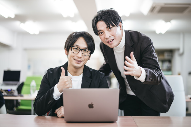 笑顔で迎える社員